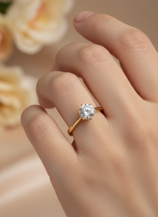 Aanzoeksring close-up op model