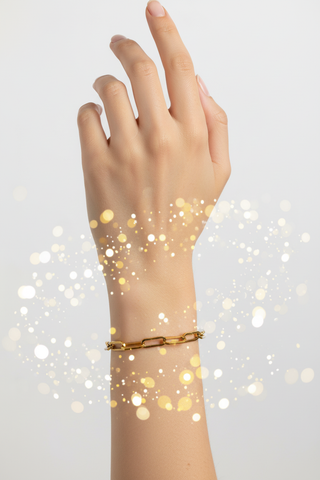 Arm met paperclip armband en sparkles