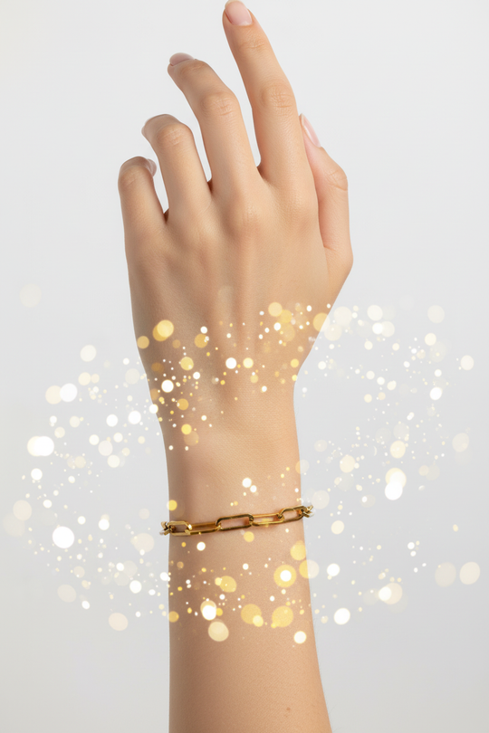 Arm met paperclip armband en sparkles