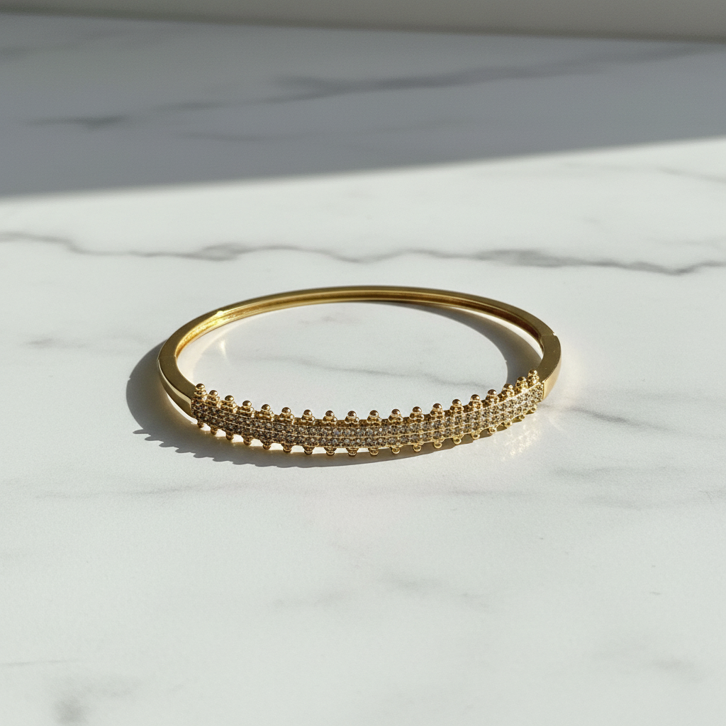 Bangle goud op marmer