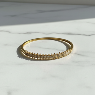 Bangle goud op marmer