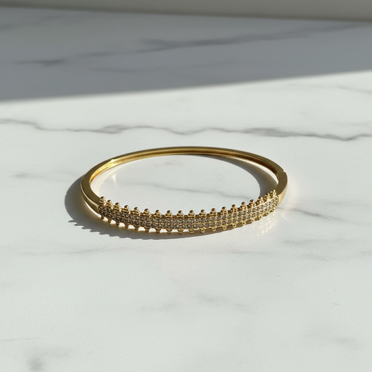 Bangle goud op marmer