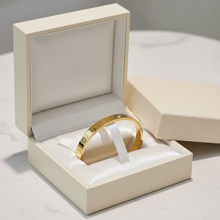 Bangle met klavertje in luxe doos