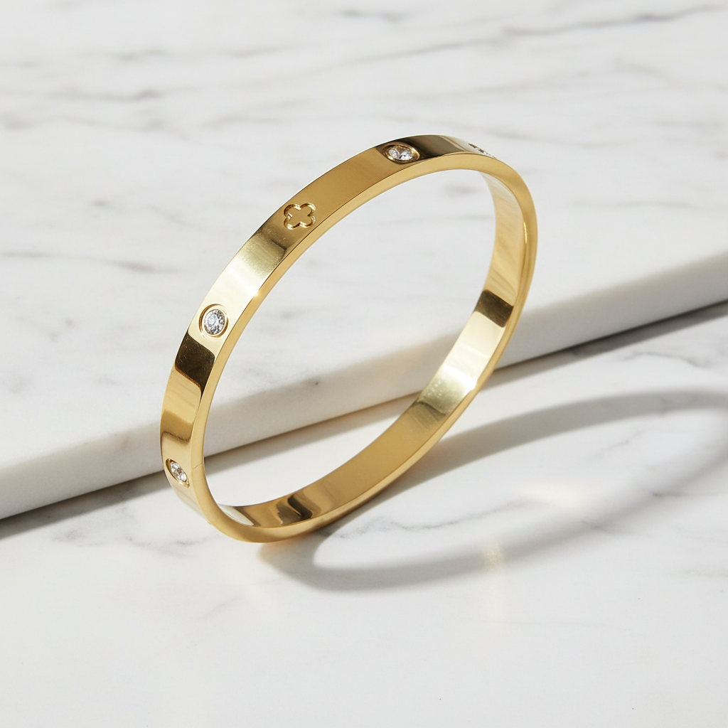 Bangle met klavertje op marmer