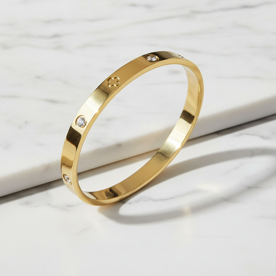 Bangle met klavertje op marmer