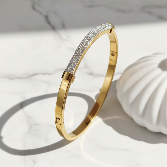 Bangle met zirkonia op marmer