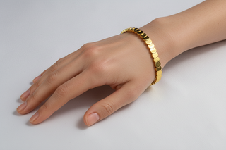 Bangle op handmodel - natuurlijke pose