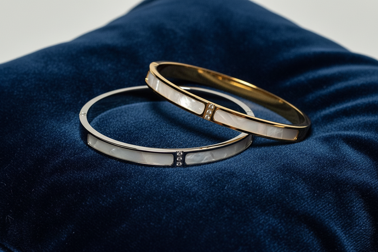 Beide armbanden op navy fluweel