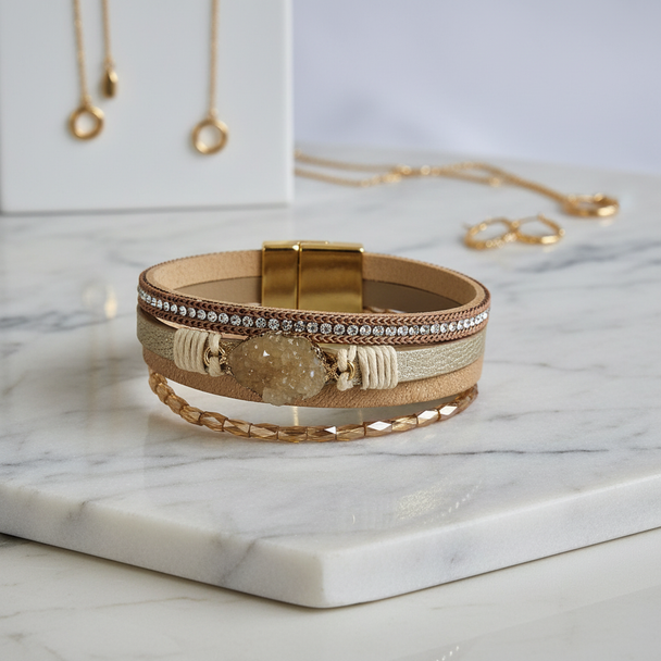 Beige gouden leren armband op marmer