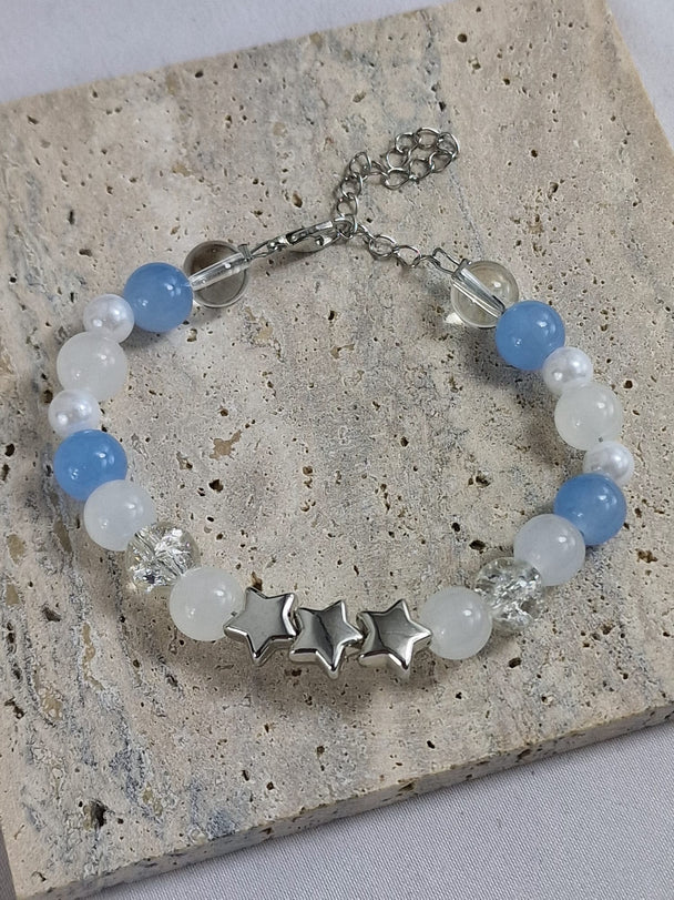 Armband met Blauwe en Witte Kralen en Zilveren Sterren