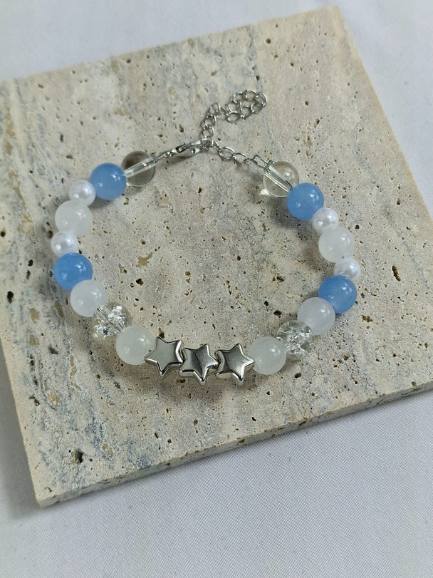 Armband met Blauwe en Witte Kralen en Zilveren Sterren
