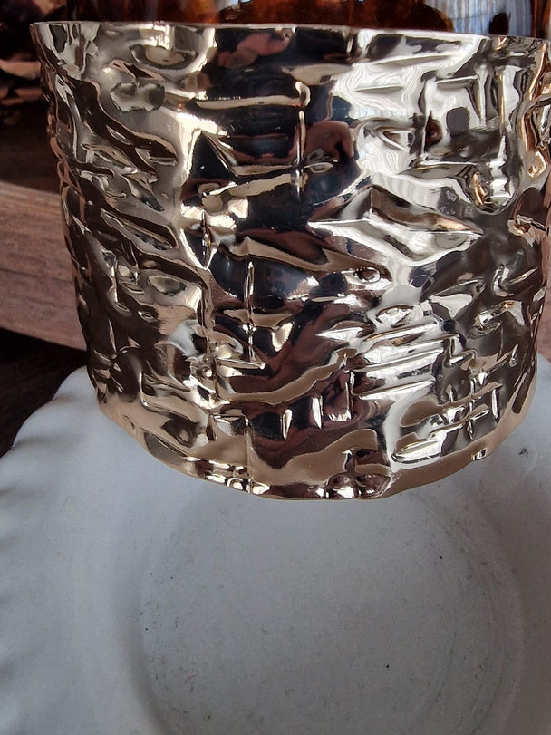 Breites, vergoldetes Armband – gehämmert