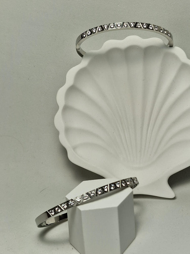 Edelstahl-Damenarmband mit Zirkonia und dreieckigen Details