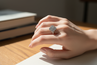 Casual lifestyle met hand