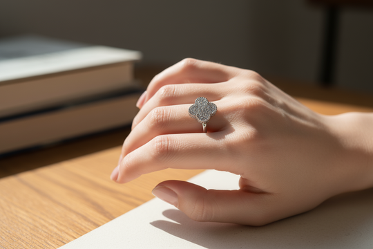 Casual lifestyle met hand