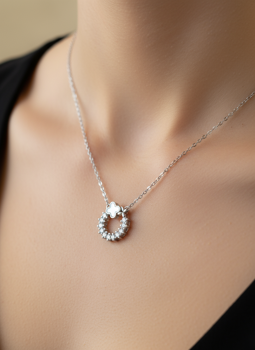 Chique collier 925 zilver close-up op model