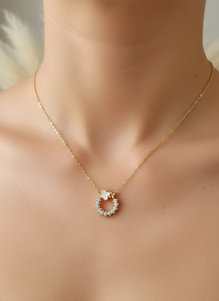 Chique collier goudkleur close-up op model