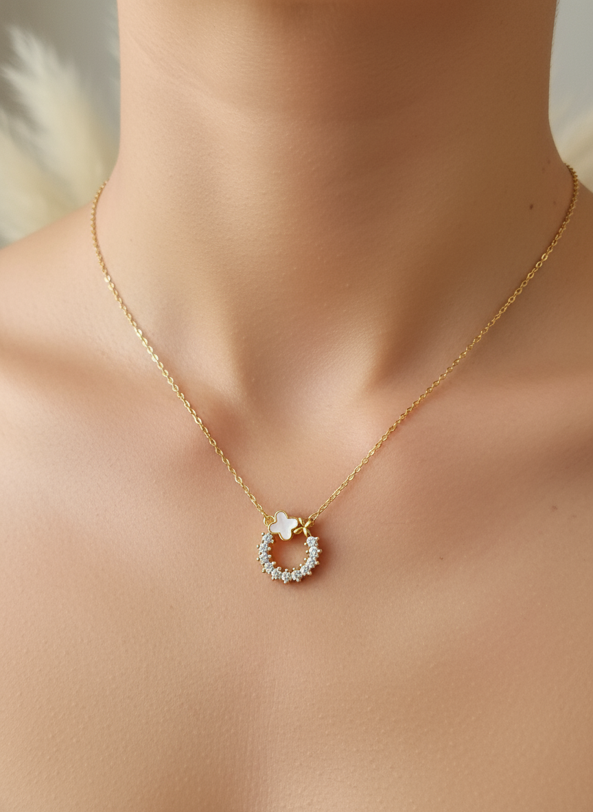 Chique collier goudkleur close-up op model