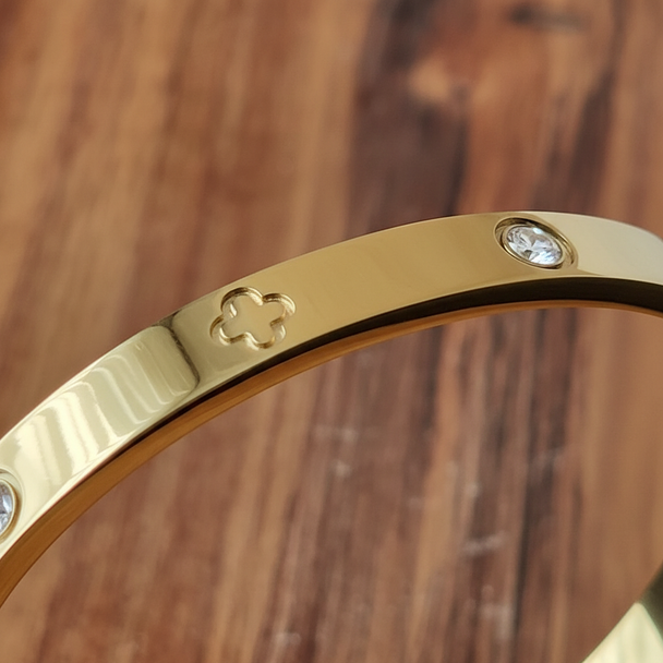Close-up bangle met klavertje