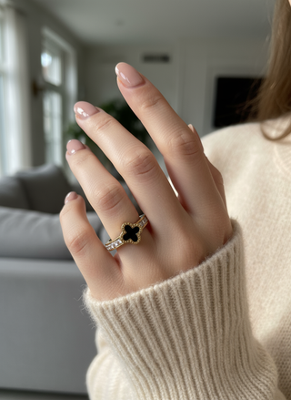 Close-up hand met gouden klaver ring