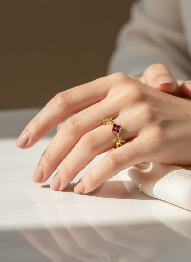 Close-up hand met gouden klaver ring