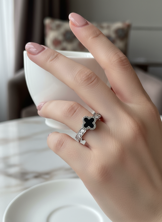 Close-up hand met zilveren klaver ring