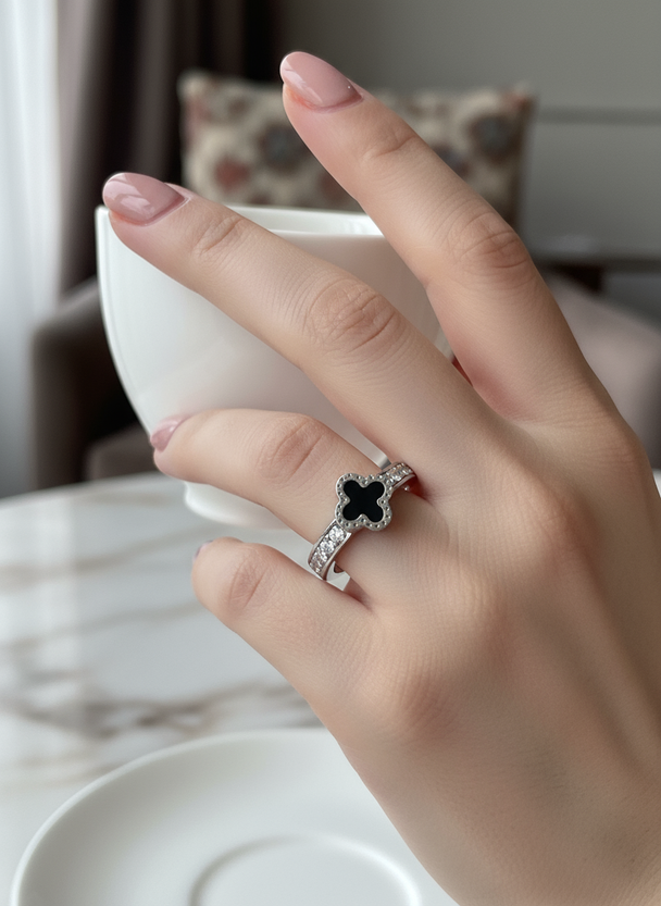 Close-up hand met zilveren klaver ring