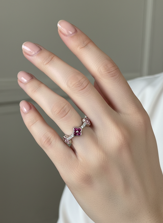 Close-up hand met zilveren klaver ring