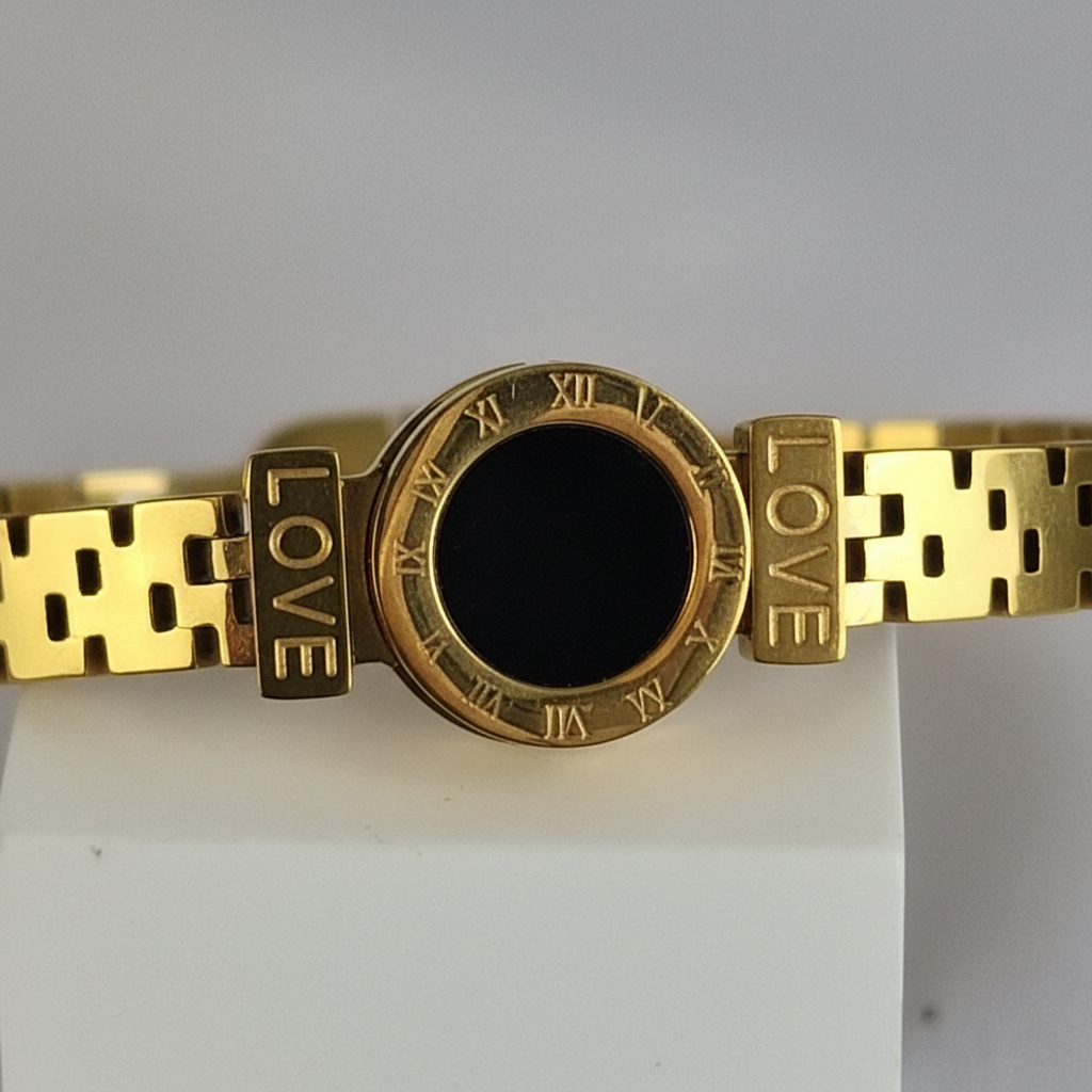 Close-up LOVE armband