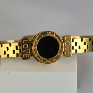 Close-up LOVE armband