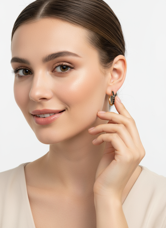 Close-up model raakt oorbel aan