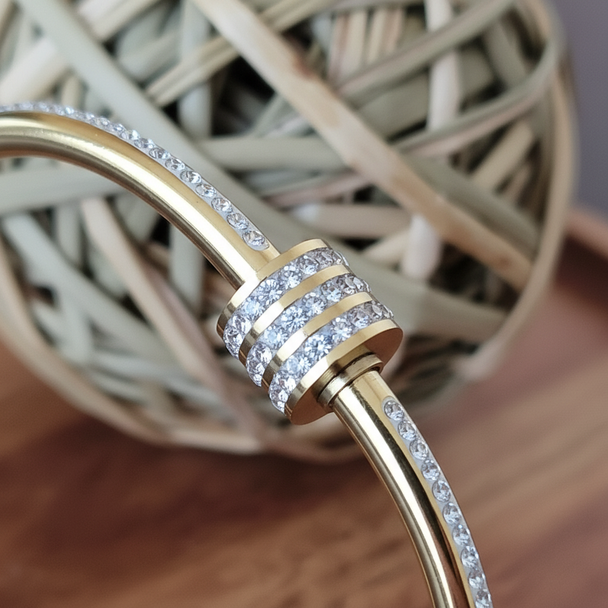Close-up nail bangle