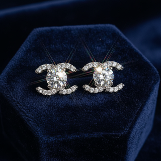 Close-up oorknopjes moissanite op donkerblauw fluweel