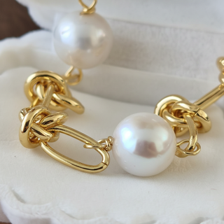 Close-up parel chain armband