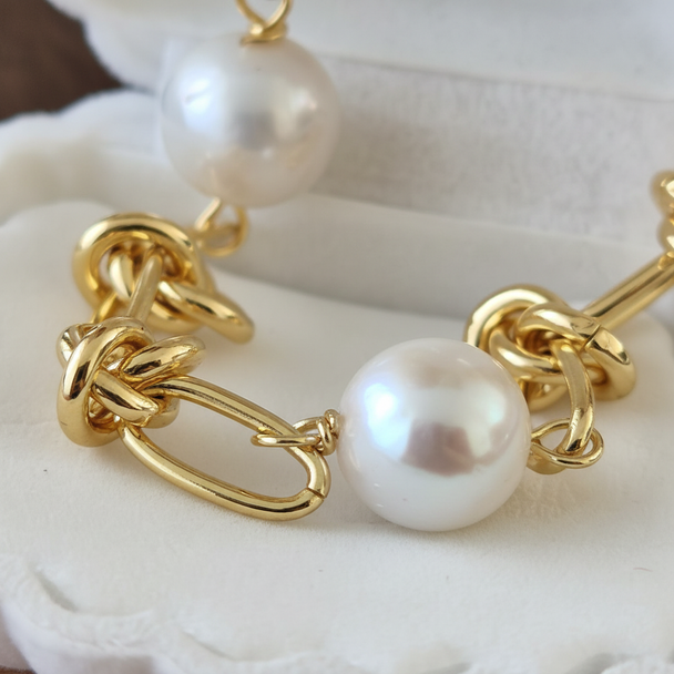 Close-up parel chain armband