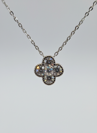 Close-up van kristallen bloem ketting