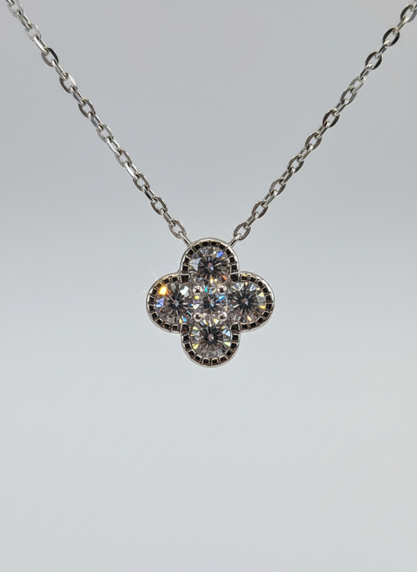 Close-up van kristallen bloem ketting