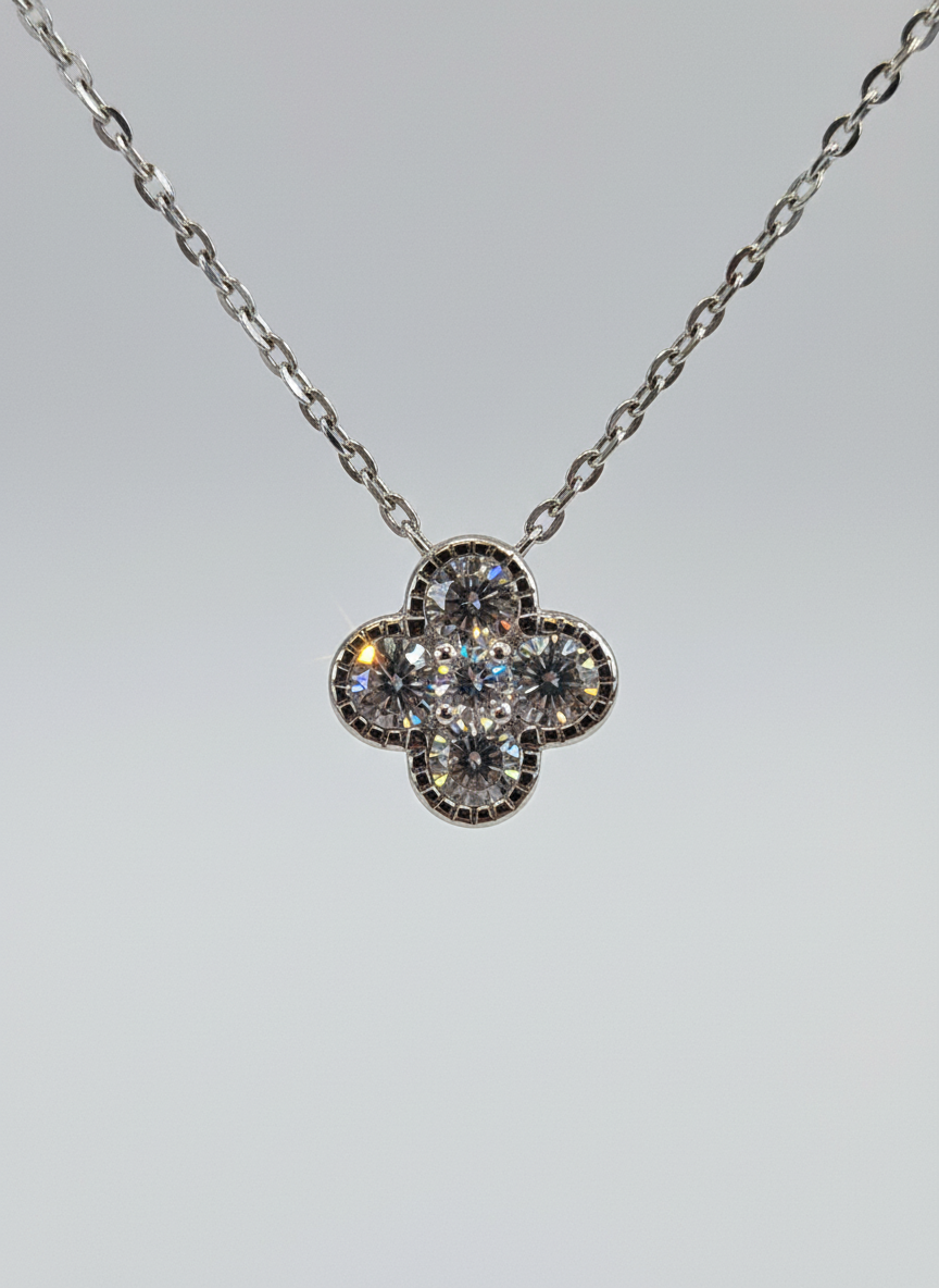 Close-up van kristallen bloem ketting