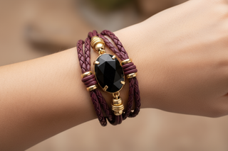 Close-up van paarse leren armband