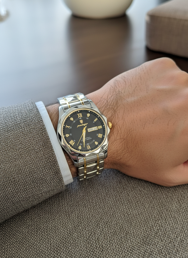 Close-up van zwarte wijzerplaat horloge