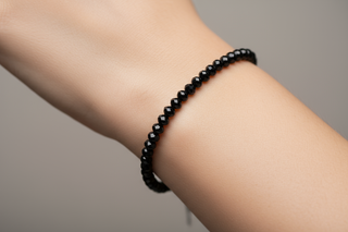 Close-up zwarte kristalen kralen armband