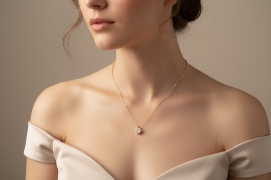 Collier diamant bloem hanger – model om nek