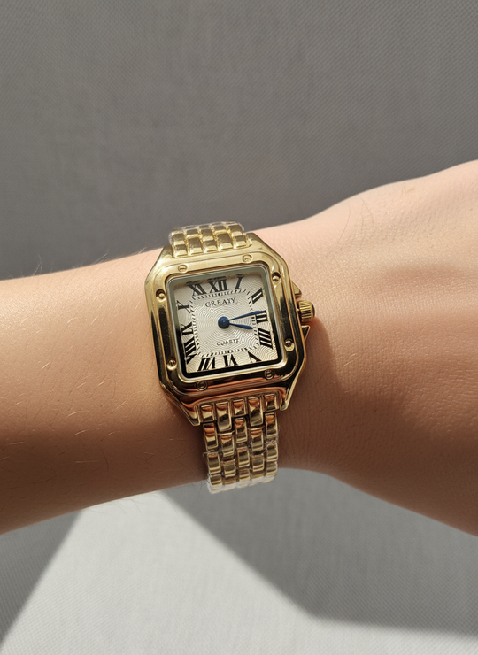 Dames horloge goudkleur quartz close-up op model