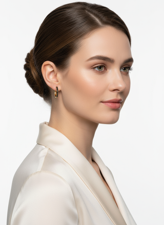 Driekwart view model met creolen