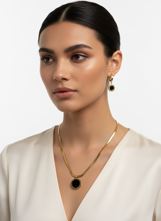 Driekwart view model met sieraden