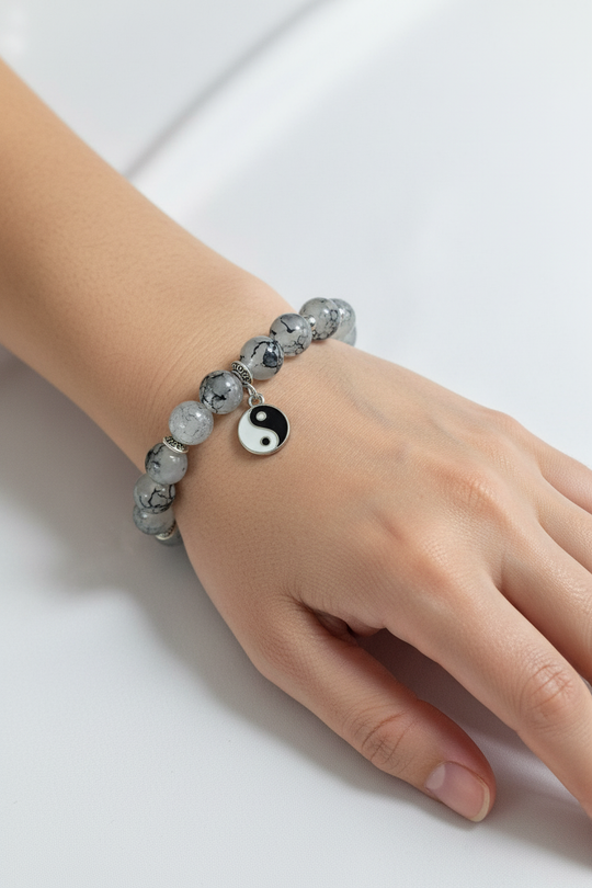 Echte arm met Yin Yang kralenarmband
