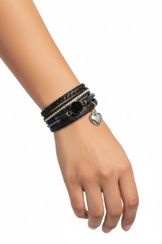 Echte arm met zwarte leren wikkelarmband