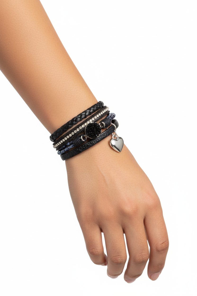 Echte arm met zwarte leren wikkelarmband