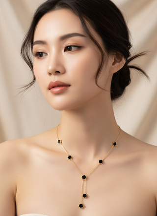 Elegant Bloemen Collier op model