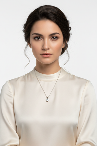Elegante model met moissanite ketting